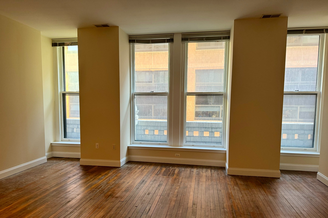 Family Room - Victory Condos 1011 Chestnut St. Unit 501W. Sunny, Renovated, High Ceilings