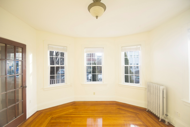 Living room - Rochambeau area 2 miles from campus
