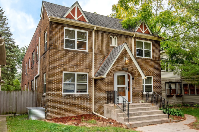 Outside - 4 bedroom unit, apartment close to University of St. Thomas