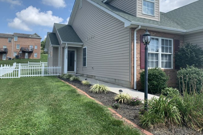 - 3 Bedroom, 2 Bath Townhouse-end unit 1 Car Garage