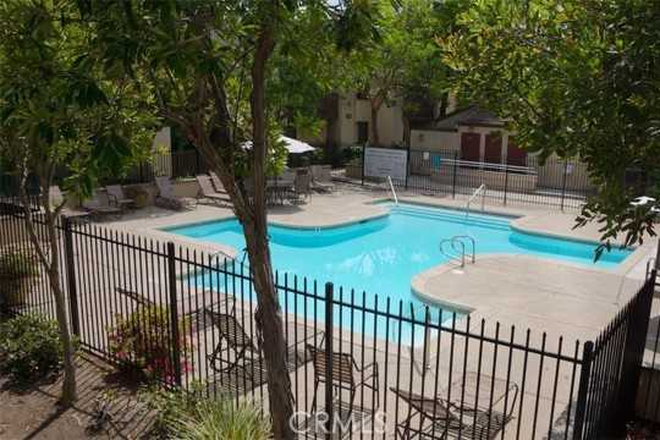 swimming pool - 2bed 2bath bright quiet corner condo in Mira Mesa, 17 minutes to campus by car.