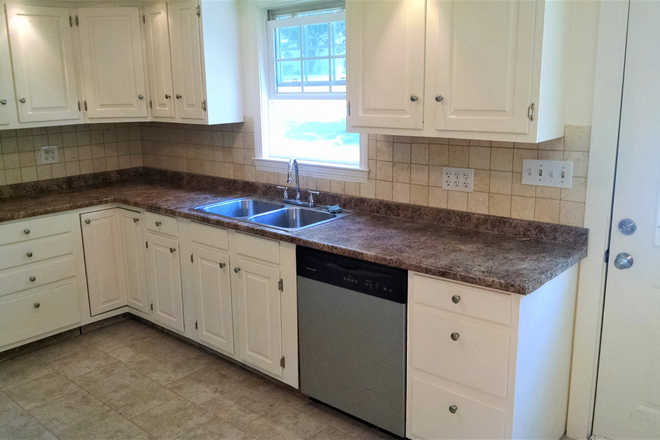 Kitchen - Fantastic 5 Br 2 Ba Lake House15 min from UCONN Storrs