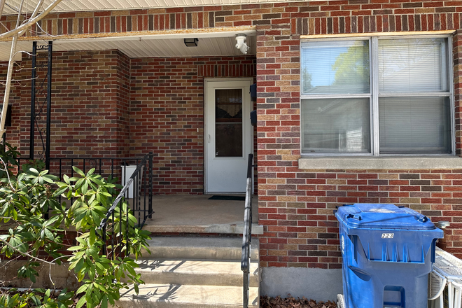 Side entrance - Cozy, well maintained home 15 minutes from campus