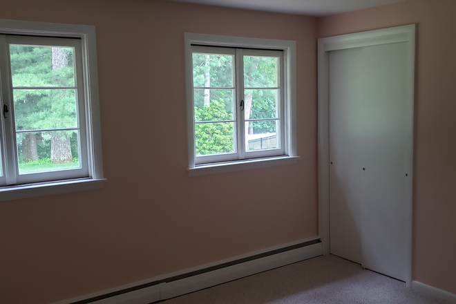 Large bedroom with lovely view of nature, personal A/C, across the hall from bathroom. - Large Room in a Lovely Home for a Quiet Female with Other Roommates