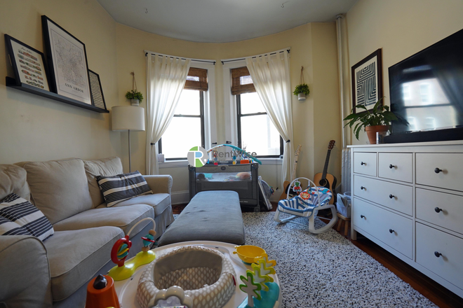 1 - JUNE/JULY-Amazing and Spacious Comm Ave 1 bed, H/HW inc. No Broker Fee Apartments