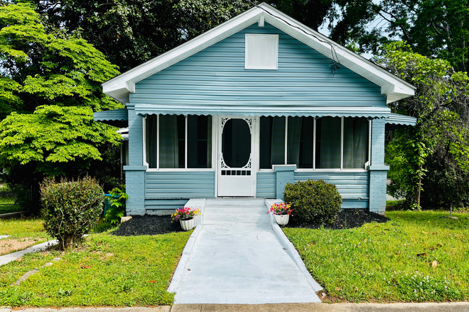 Newly Renovated Bungalow with Screened In Porch - Welcome to the Blue Bungalow near campuses, airport and public transportation House