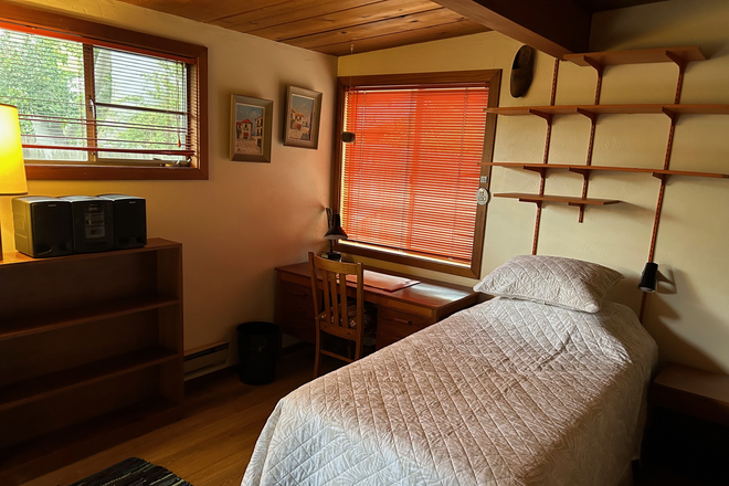 bedroom with northern and eastern facing window - Room in private home, close to campus and beach