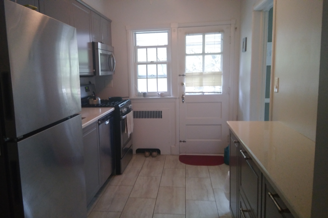 kitchen - Efficient, family-friendly off-campus rowhouse