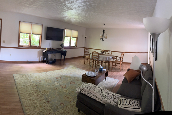 living - Fully furnished rooms in a townhouse close to campus and shoppings