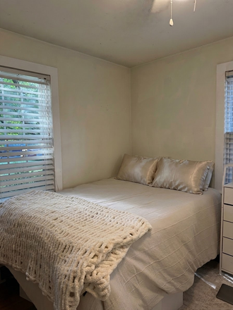 Bedroom - Spring Sublet - 7 minutes from campus!