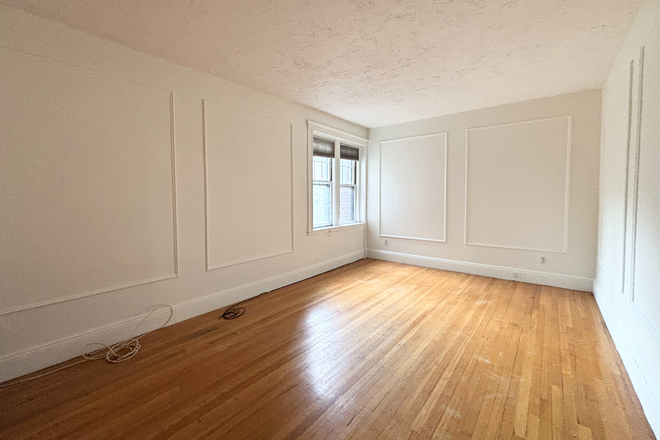 living room - Spacious Coolidge Corner 2 bed with parking - NO FEE! Apartments
