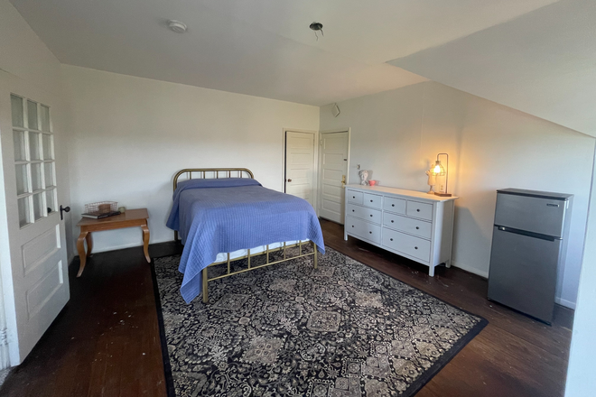 Bedroom photo #1 - Hillside road #10 House
