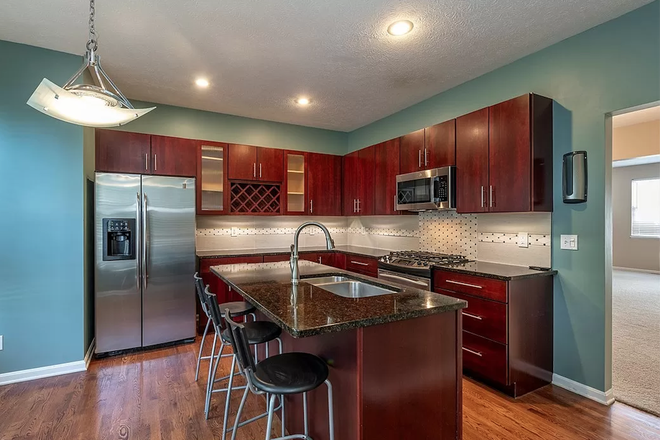 Kitchen - Townhome close to campus
