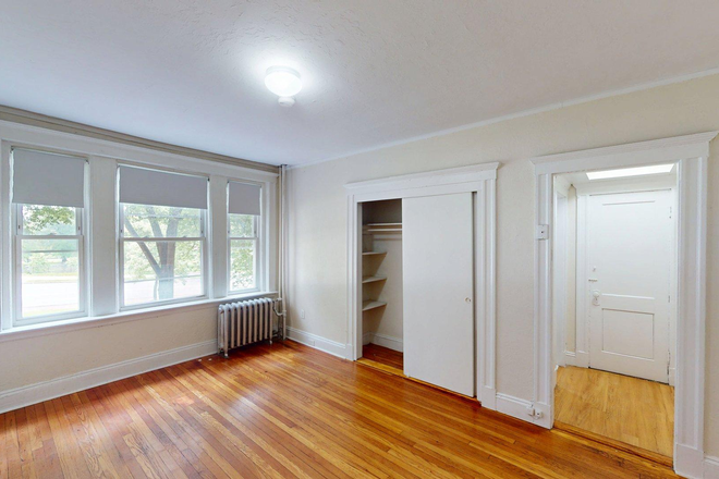 Hub Realty - Sunny parkview studio with renovated kitchen, in prime location Apartments