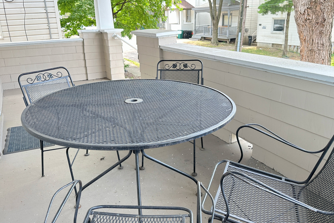 Extra space/bedroom overlooking backyard - Charming 4bed/2bath House Steps from Campus