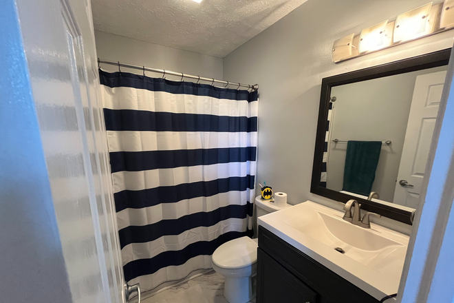Private Bathroom - Split a Town House 7 minutes from campus