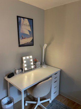 Desk - Spring 2026 Sublease — Walk to Campus, Furnished, Flexible Dates House