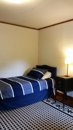 3rd-floor twin bed - Sunny room. 5-minute walk to campus,  all utilities plus internet  included,