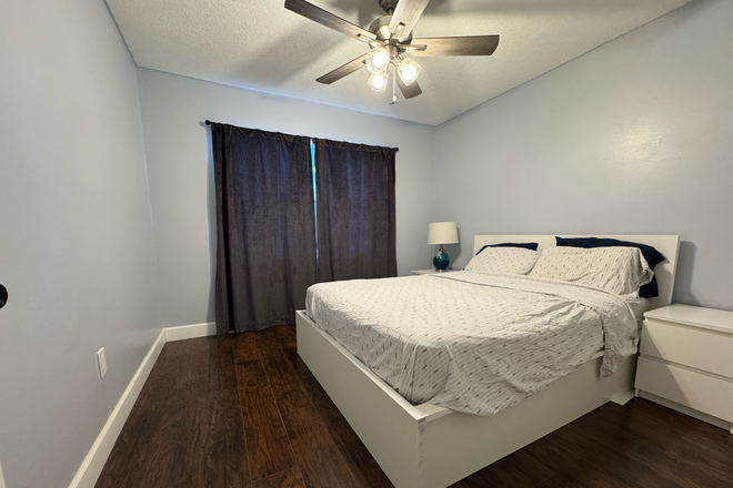 Bedroom - Female Housemate : Shared Bathroom