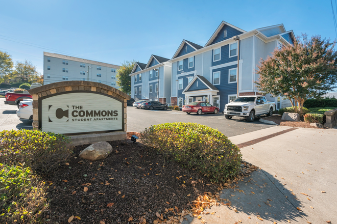 Exterior 1 - Commons at Knoxville (OLD) Apartments