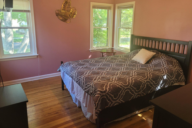 Guest room #1 - Nearby access to River Trail, close to campus, comfortable neighborhood House