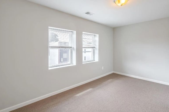 Front bedroom - Spacious 4 Bed, 2 bath, w/ back yard and front porch 1 block from campus House