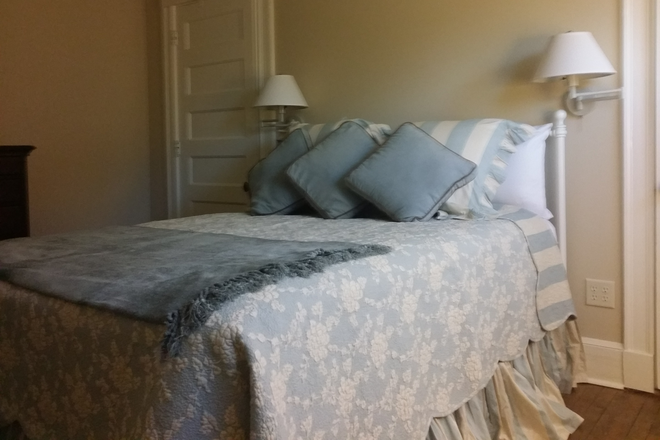 Furnished bedroom with private bath. - 48 Vauxhall A New England Guest House