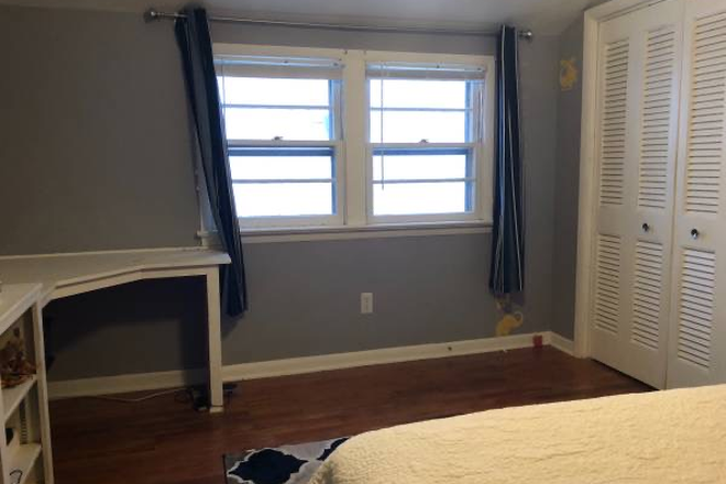 Private bedroom with built in table available August - Furnished bedroom within half mile for rent House