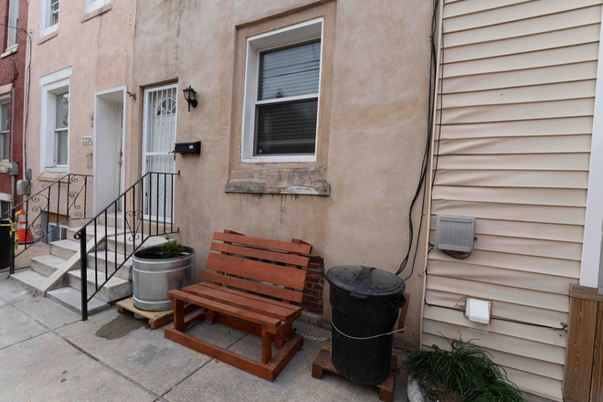 WELCOME TO 2228 N. SYDENHAM - FRONT SEATING - Clean quiet rooms near TU/BSL, living/dining room, kitchen, front/back porches, laundry, 2 baths