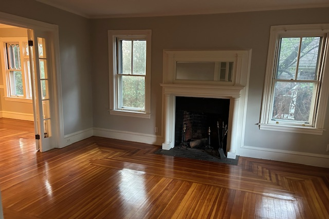 living room - Charming bungalow in Rumford