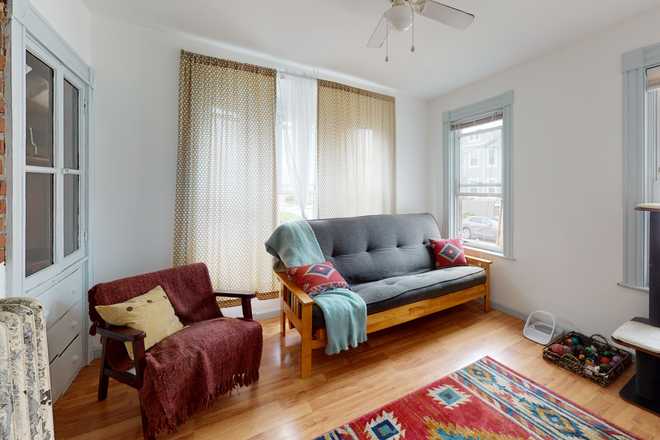 . - A beautiful first-floor apartment in a two-family house in a great location