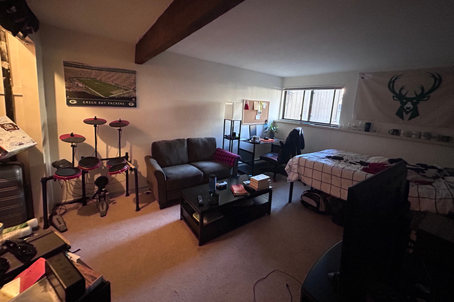 Downstairs Bedroom - Seeking Roommate in 4 bedroom house - South Boulder/Table Mesa