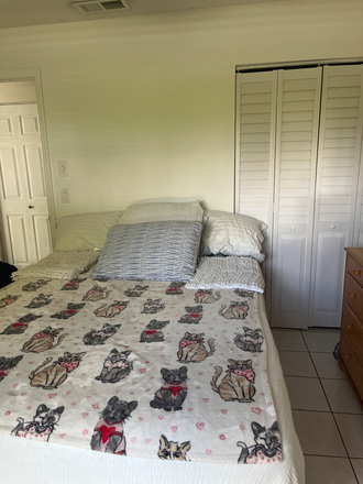 Bedroom  & shared bath - Country Park North House