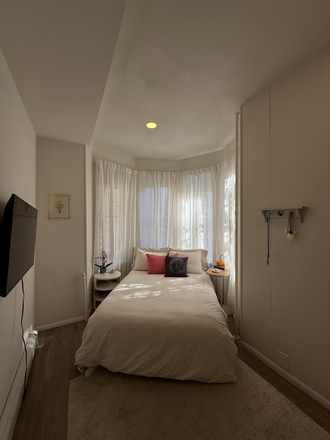 Bedroom - Newly Renovated Charmer- 1 BDRM Furnished Unit Triplex