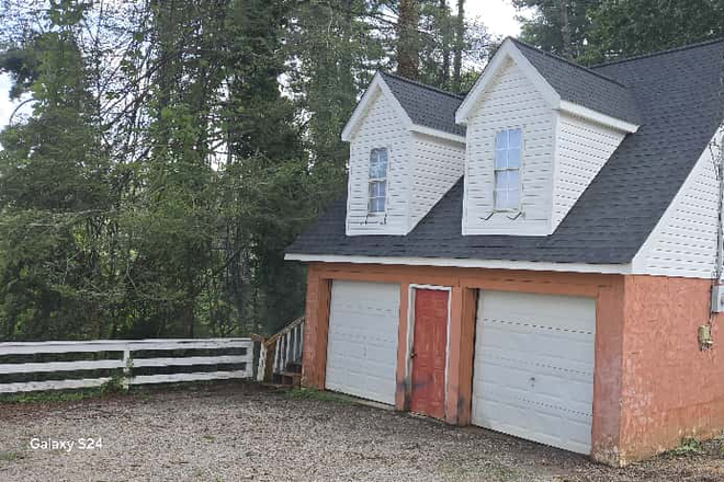 Outside - Bike or walk to Campus! 1 BR/1 BA loft style Apartment Intown Dahlonega