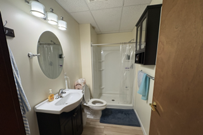 Bathroom - 1 bedroom in a 3 bedroom house. 2 minutes walk to UVM Medical Center. Available Jan 1
