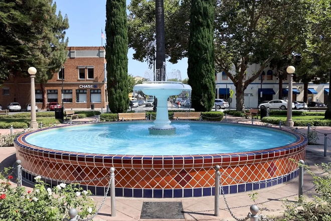 historic fountain - The Valencia Old Towne (Leased by the Room or Unit, Multiple units Available) Apartments