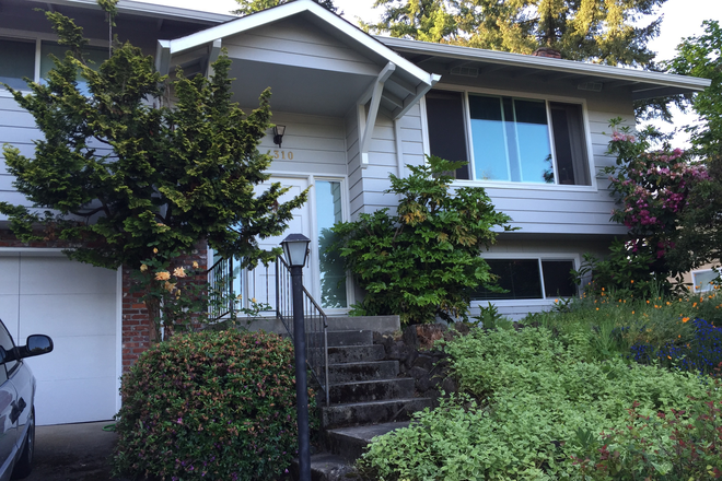 Exterior View of the Front of the Home - Private Room in Beautiful South Eugene Home