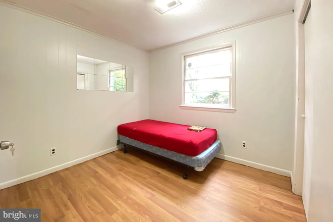 One of available bedrooms - Two Bedrooms available now in a house close to campus