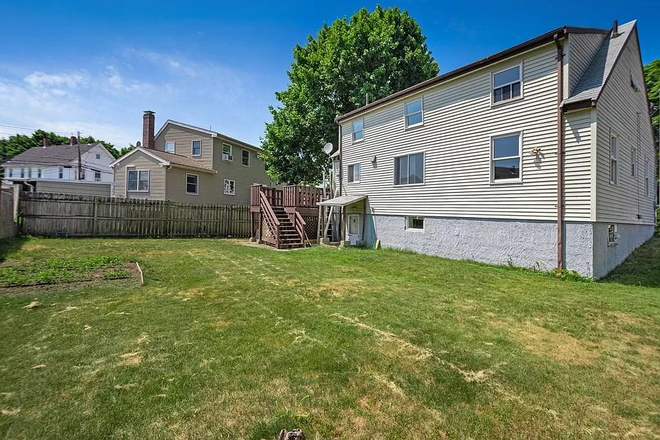 Spacious back yard - Private Room For Rent Townhome