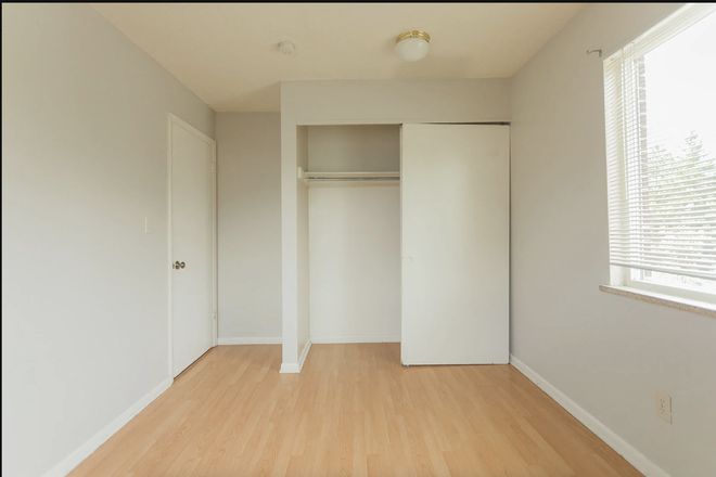 Bedroom - 3220 Madison Summer Housing Apartments