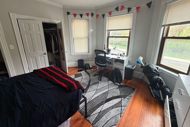 Bedroom to Rent - Mission Hill Apartment