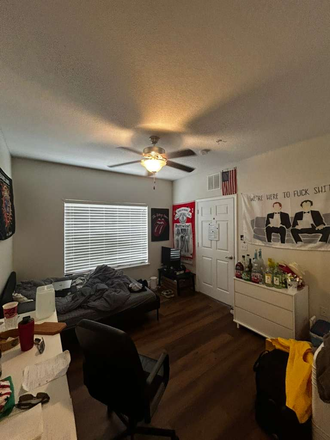 Similar room no furniture included - Nantucket Walk Apartments