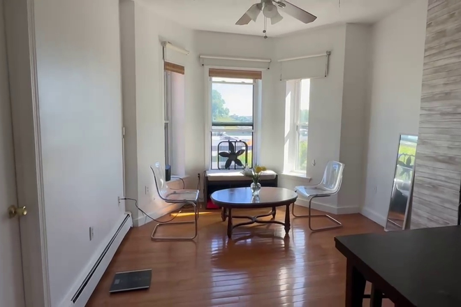 Living Room - 94 Hammond St | Walk to Northeastern | 2 Rooms Available | Spacious 3B1B Apartment