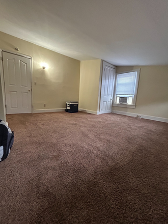 3rd floor bedroom - Easy walk to campus with extra living space House