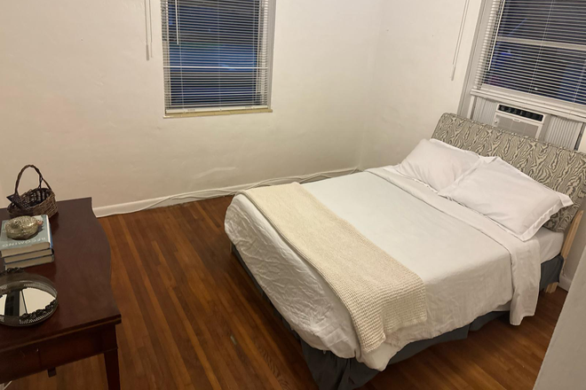 Bedroom - Safe, Clean, Single Room in Heart of Coconut Grove/Gables (Utilities Included) House