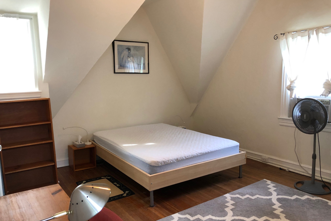 3rd floor one person bedroom - Individual furnished bedrooms in a Sabbatical Townhouse