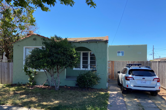 front of house - 977 34th street, Richmond  2 bedrooms, updated kitchen. large patio in sunny private
