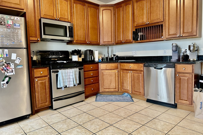 . - 3 Bed / 1 Bath w  LAUNDRY IN UNIT! Off-street parking options! Available 9/1/25!!