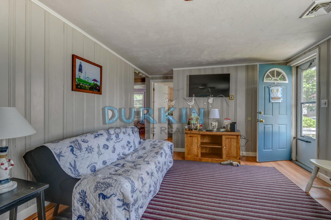 living room - Cute two bedroom home. 7 miles to URI